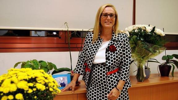 Ana Mula, gran amante de las plantas, posa en su despacho del Ayuntamiento de Fuengirola. 