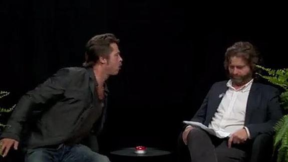 Momento en el que Brad Pitt escupe a Zach Galifianakis