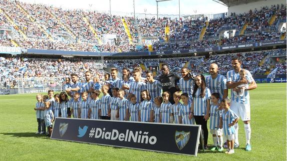 El once del Málaga se fotografía con algunos niños y con un estadio repleto el pasado domingo.