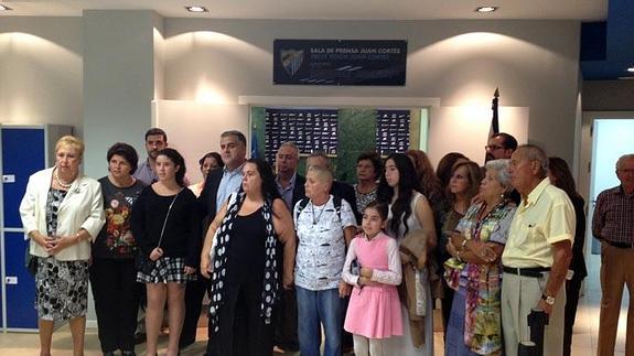 Familiares de Juan Cortés, a las puertas de la sala de prensa.