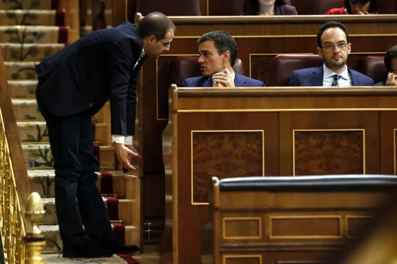 Antonio Hernando, portavoz del PSOE en el Congreso, sentado junto a Sánchez.