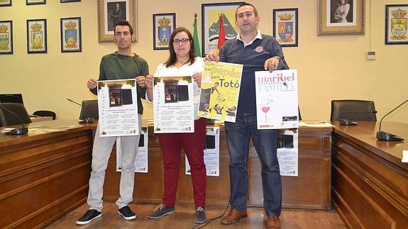 Manuel España, Rocío Reyes y José Gámez, con el cartel. 