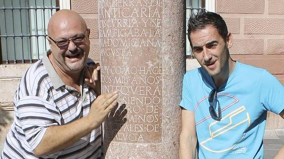 Javier Vallespín, a la derecha, junto a Manolo Medina, los dos protagonistas de la exitosa comedia de humor.