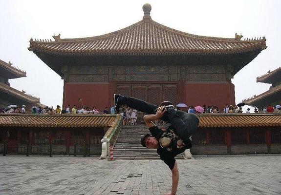 Big George hace acrobacias frente a un templo chino.