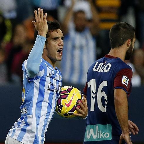 Juanmi anima a los aficionados mientras corre hacia el centro del campo. 