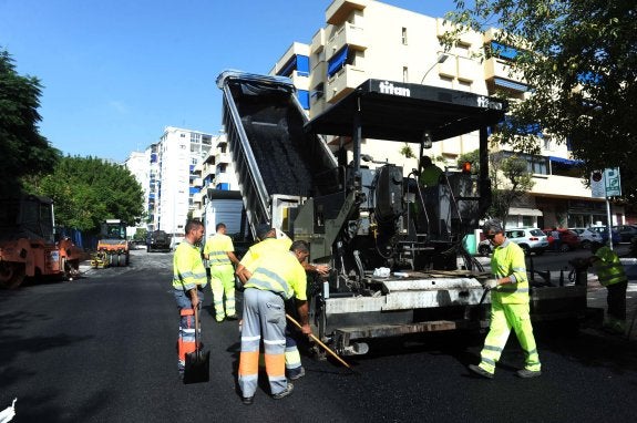 Obras de asfaltado que se están realizando estos días en Marbella incluidas en el Plan de Asfalto de este año. 