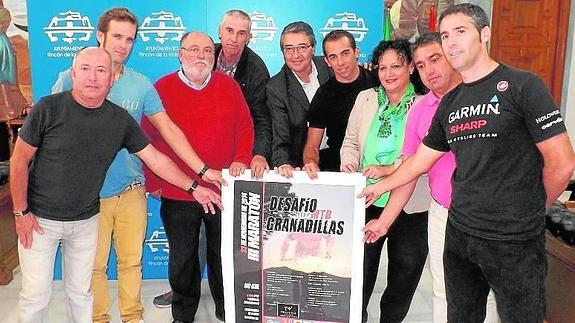 El triatleta, con los organizadores y autoridades. 