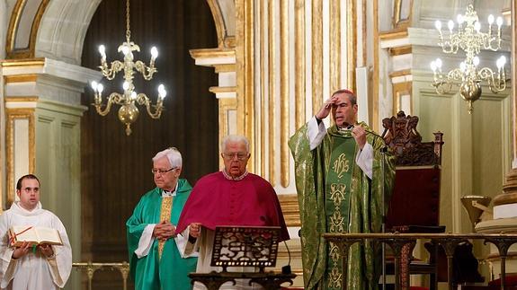 El obispo, Jesús Catalá, durante la celebración de una misa en la Catedral. 