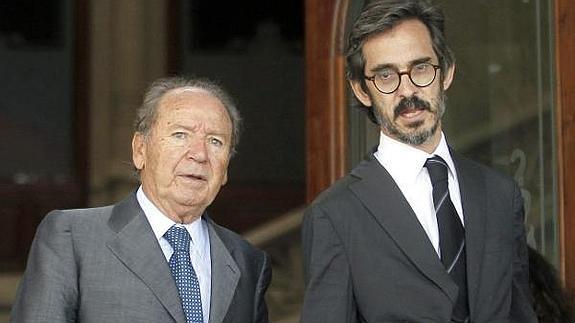 José Luis Núñez y su abogado, Cristóbal Martell, saliendo de la Audiencia de Barcelona. :: EFE