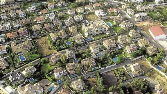 Vista aérea de una zona residencial de Marbella, uno de los municipios incluidos en este plan de regularización catastral. 