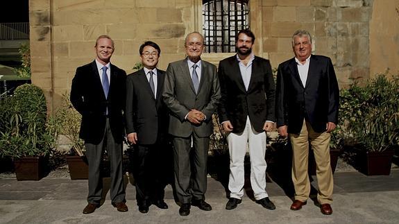 Leopoldo Satrústegui (Director General de Hyundai Motor España); CY Park (Presidente de Hyundai Motor España); Francisco de la Torre (Alcalde de Málaga); Javier Sanchez y Juan Manuel Sánchez de los Rios (Propietarios de la concesión malagueña de Hyundai Gibralfaro Motor)