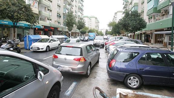 La doble fila se queda corta en viales como la avenida Pío Baroja.