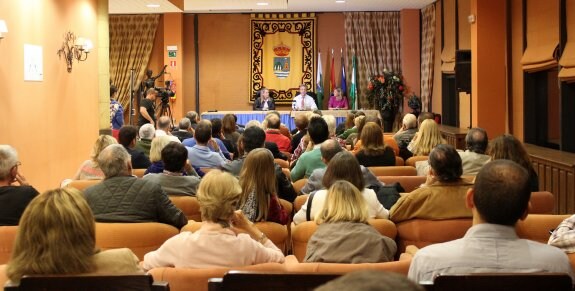 Reunión entre representantes de la urbanizaciones y el alcalde de Estepona. :: L.P.
