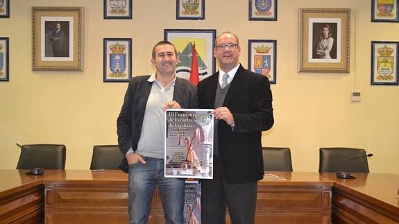 José Gámez y Juan José Ortiz, con el cartel del evento. 
