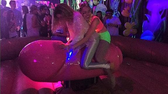 Miley Cyrus, durante su fiesta de cumpleaños. 