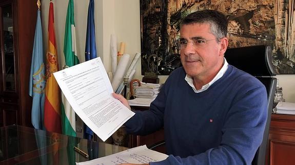 El alcalde de Nerja, José Alberto Armijo, con la hoja de solicitudes. 