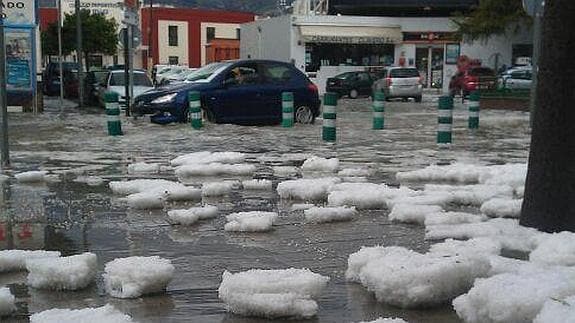 Imagen del manto de hielo que ha cubierto las calles de Vélez-Málaga. 