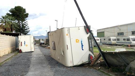 Vídeo de los efectos del tornado a su paso