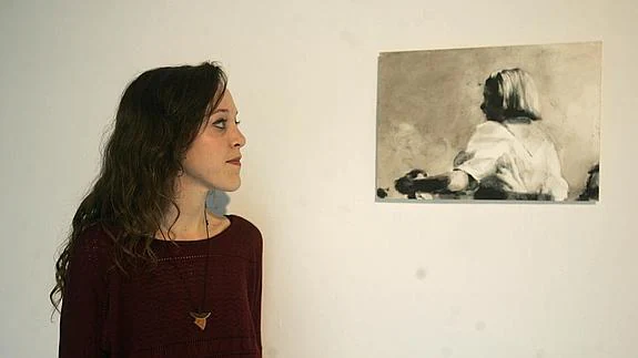 María Dávila, junto a una de las pinturas que componen su exposición en Bellas Artes.