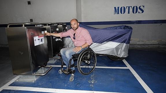 JJunto al aparcamiento hay un espacio donde dejar el caso.