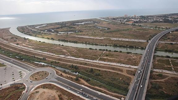 Imagen aérea en la que se aprecia la obra de encauzamiento de la desembocadura del Guadalhorce que hizo la CHS.