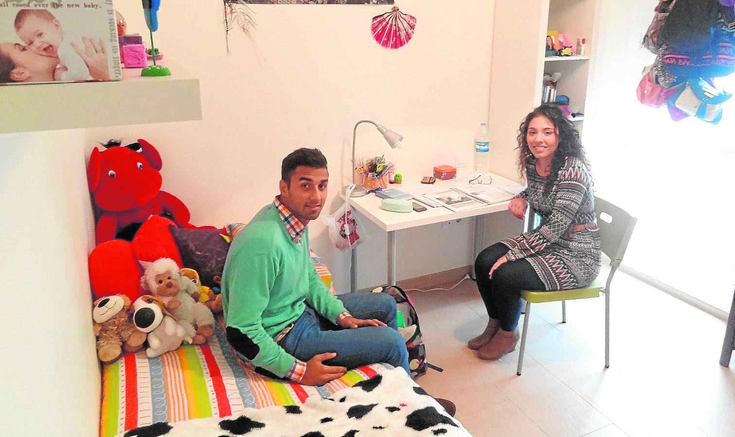 Josué y Sara, en una de las habitaciones del piso de Nuevo Futuro dedicado a los mayores de edad. 