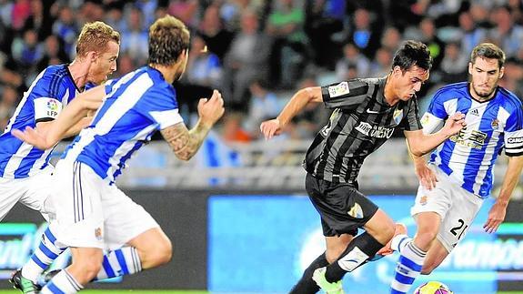 Zurutuza, Íñigo Martínez y Zaldua tratan de frenar a Juanmi en el partido en Anoeta. :: ander gillenea. optasports