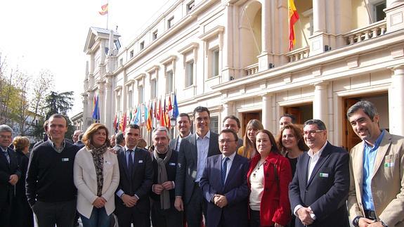 Parlamentarios del PSOE se reúnen con Sánchez para dar un 'no' "rotundo" a las prospecciones de hidrocarburos