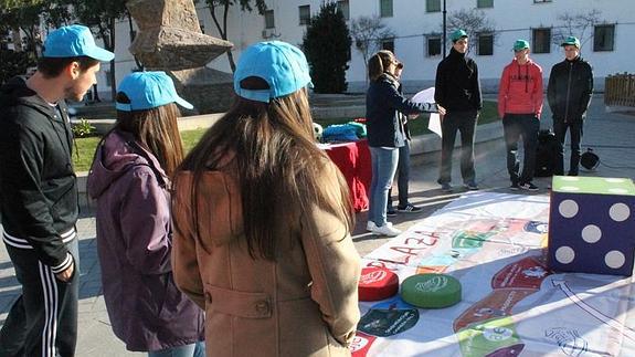 Estudiantes jugando en la Plaza Emprendedora.