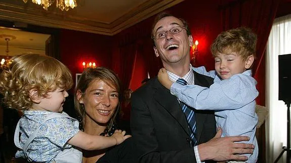 Alfonso Alonso con su mujer, Beatriz Maylin, y sus hijos Jaime y Javier, el día de su toma de posesión como alcalde, en 1999. 