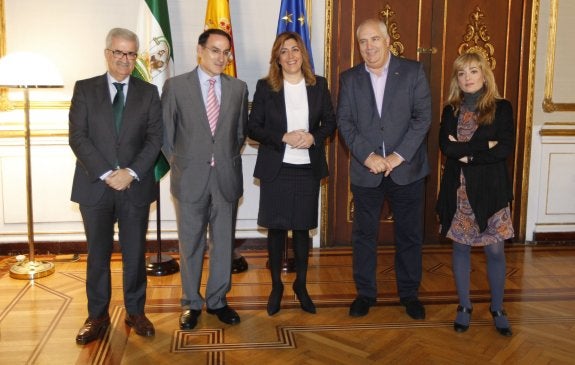 Jiménez Barrios, Javier González de Lara (CEA), Díaz, Francisco Carbonero (CC OO) y Carmen Castilla (UGT) :: Efe