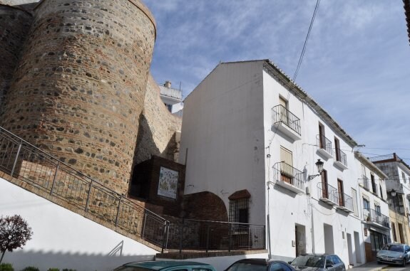 Torre y paño de muralla árabe situado en calle de Las Tiendas de la ciudad. 