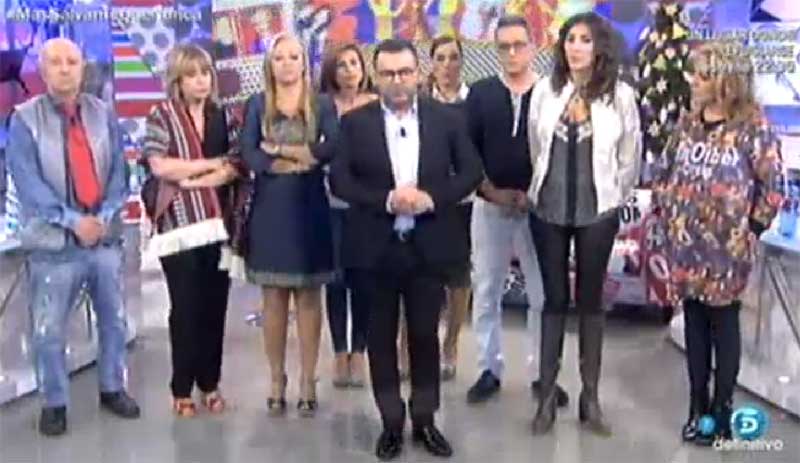 Jorge Javier Vázquez, ayer, junto a Paz Padilla y algunos de los colaboradores del programa. 