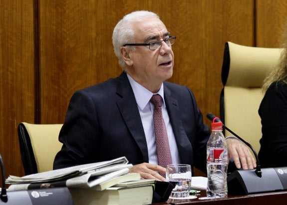 El consejero de Educación, Luciano Alonso, durante su comparecencia ante la comisión parlamentaria. :: SUR