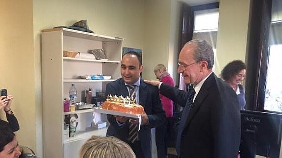 Una tarta y un chándal, regalos sorpresa al alcalde por su 72 cumpleaños