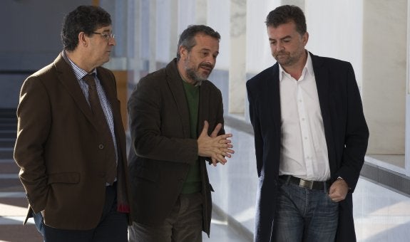 Diego Valderas, José Antonio Castro y Antonio Maíllo, ayer en el Parlamento. :: j. m. vidal. efe