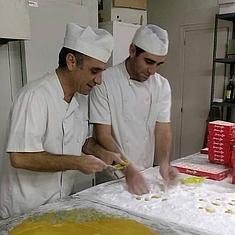 Ignacio Martínez, junto a su hijo, elaborando las yemas.
