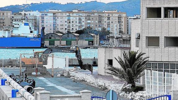 Trabajos de derribo de las antiguas instalaciones de la Cruz Roja, en el puerto. 