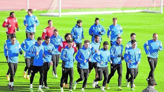 El grueso de la plantilla malaguista, ayer en el estadio de atletismo.