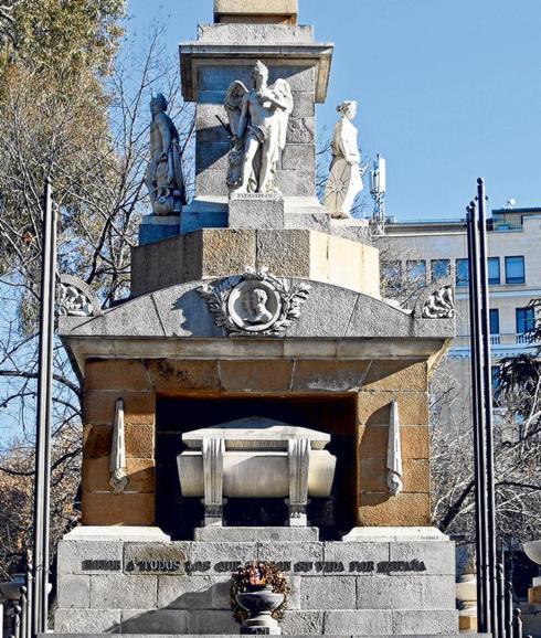 Monumento al soldado desconocido. Se inauguró en 1821, pero la llama es de 1985. 