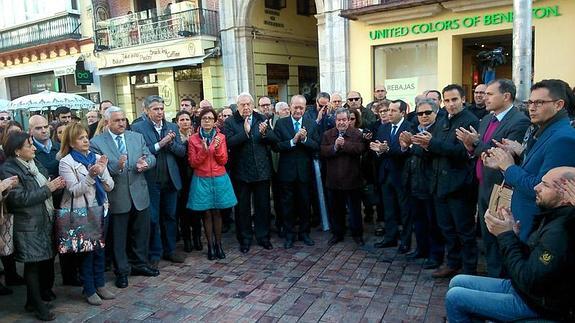 Periodistas, responsables políticos, miembros de la sociedad malagueña y personas anónimas se han concentrado en la plaza de la Constitución