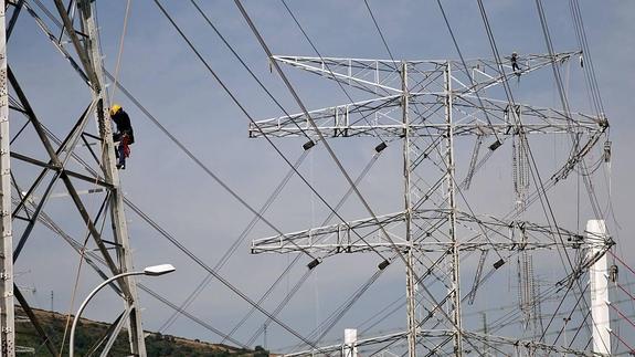 Trabajadores en una línea de alta tensión eléctrica.