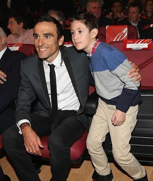 Luis Ángel Maté se hace fotos con un niño durante el acto de presentación de la Vuelta. 