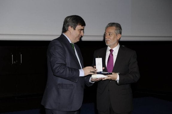 José Luis Carretero, a la derecha, durante el acto de entrega de la Medalla de Plata.