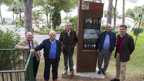 Los cuatro descubridores vivos, con el alcalde de Nerja. 