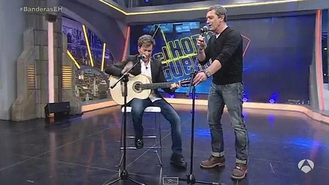 Antonio Banderas versiona con Pablo Motos ‘La canción del Mariachi’