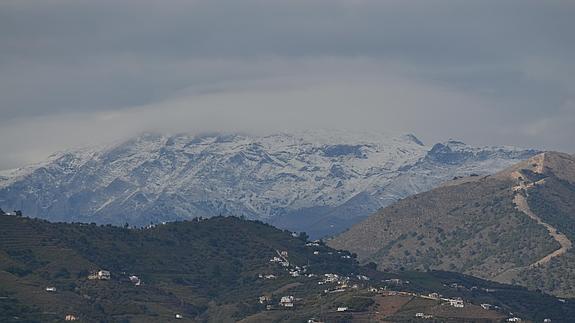 Nieve en La Maroma, vista desde Nerja. 