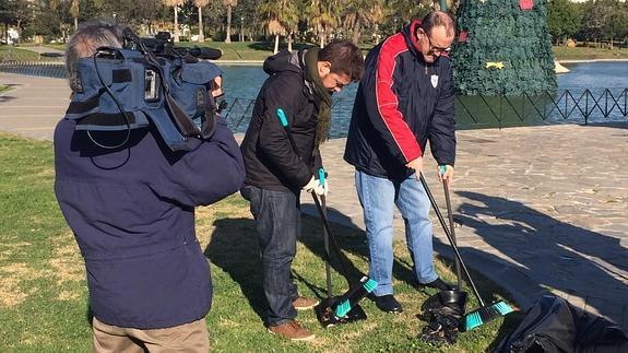 Javier Checa (dcha.) esta mañana durante la recogida de excrementos. 