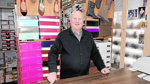 Emilio Ruiz, detrás del mostrador de su zapatería, la histórica Calzados Garzón, en la que ha trabajado durante 54 años.