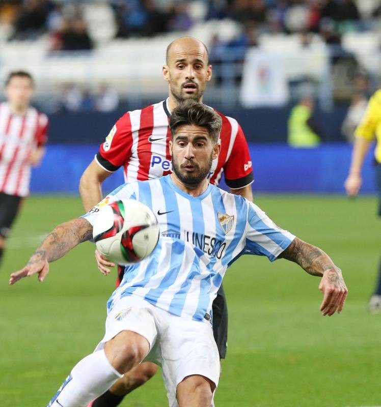 Samu controla, con Mikel Rico detrás.